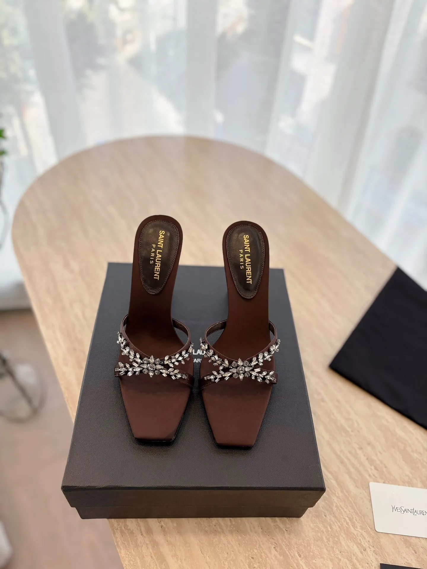 👟👟Ex-factory price 540👟👟 High version "SAINT LAUREN*" Saint Laurent YSL 25ss/spring and summer new catwalk style large rhinestone high-heeled shoes and sandals. Only YSL understands women's hearts best and does not accept refutation. It is a super invincible feminine artifact and a must-have for women (z-product full-body customization, own molded hardware accessories, perfect consistency). Compare the differences between pictures and goods on the market. ✔Upper: Customized imported calf patent leather/silk ✔Lining: Imported 🐑sheep leather ✔Sole: Imported genuine leather outsole ✔Heel height: 10.5cm ✔Number of yards: 35-39 (40 can be customized and non-returnable) (Full set of packaging)